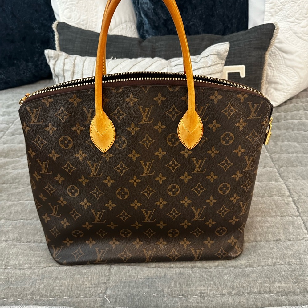 Authentic Louis Vuitton purse. Like new